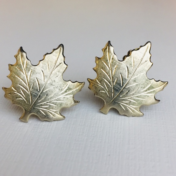 Vintage Jewelry - Vintage Silver Tone Leaf Textured Clip On Earrings